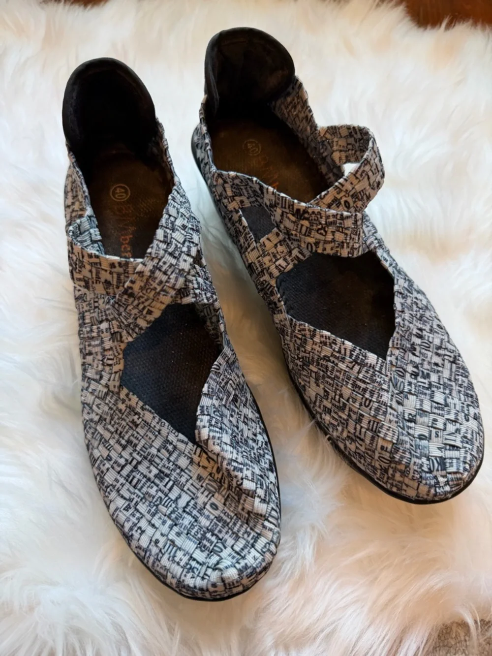 bernie mev. Lulia Newsprint Black White Woven Shoes wedge size 40